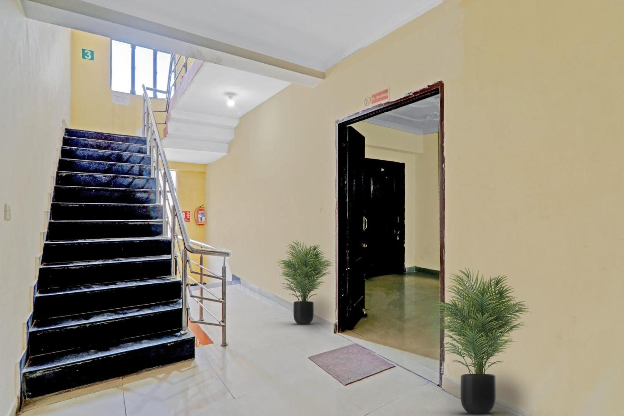 Hotel O J.D Palace Chinhat Exterior foto